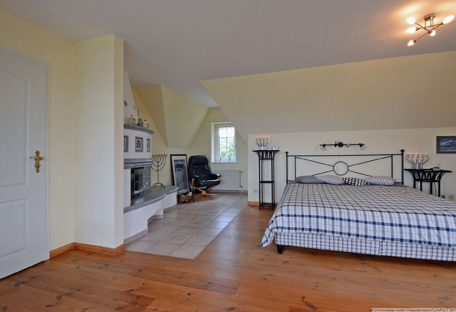 Schlafbereich mit Kamin